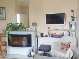 Chalet de la Pique: Coin salon, cheminée, livres et jeux de société, télévision