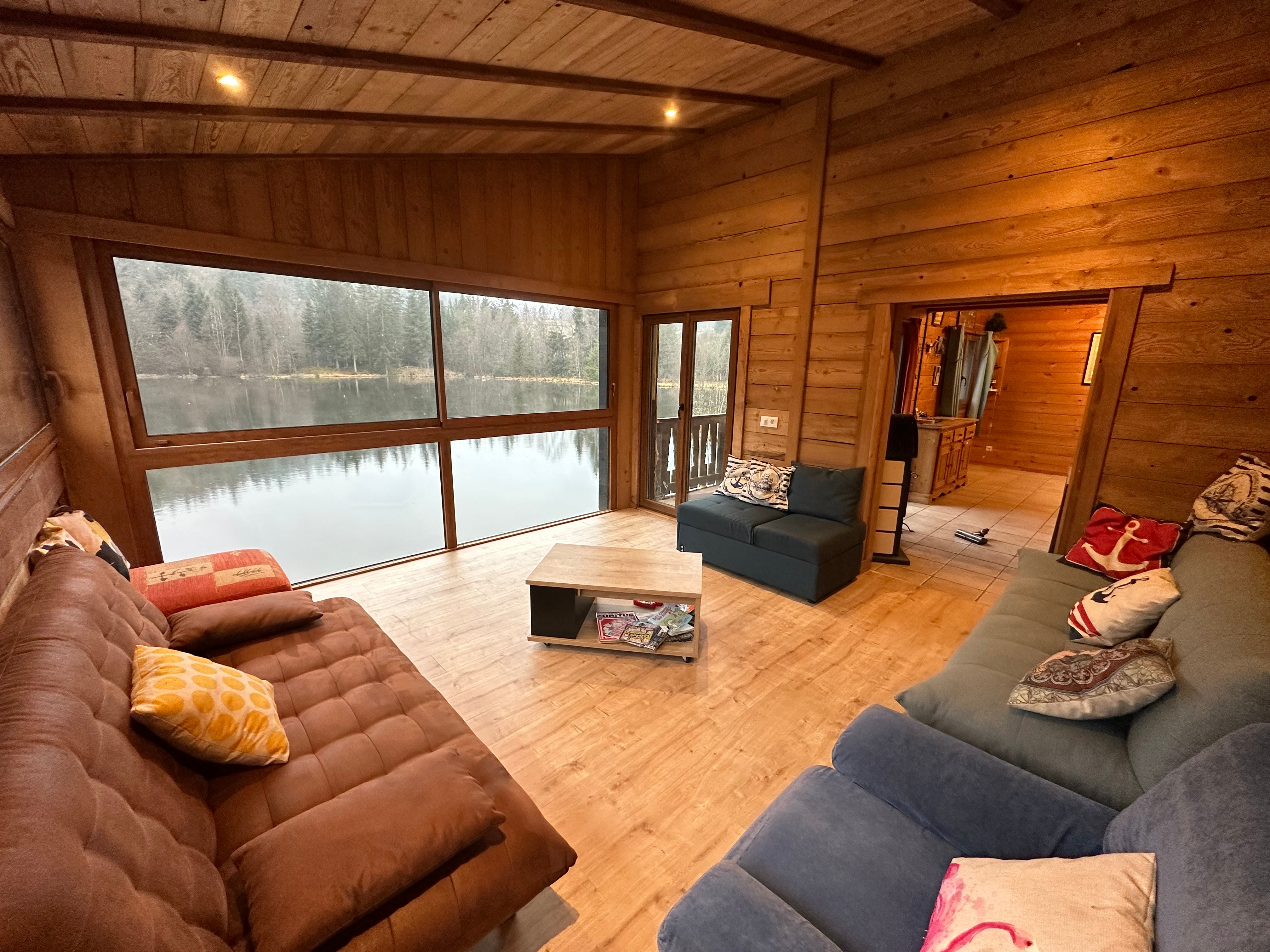 Salon avec vue sur l'étang 	Gîte Le Petit Canada à Rupt-sur-Moselle