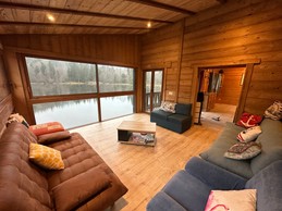 Salon avec vue sur l'étang Gîte Le Petit Canada à Rupt-sur-Moselle