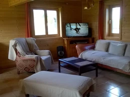 Le salon avec son canapé au confort inoubliable et sa grande TV écran plat