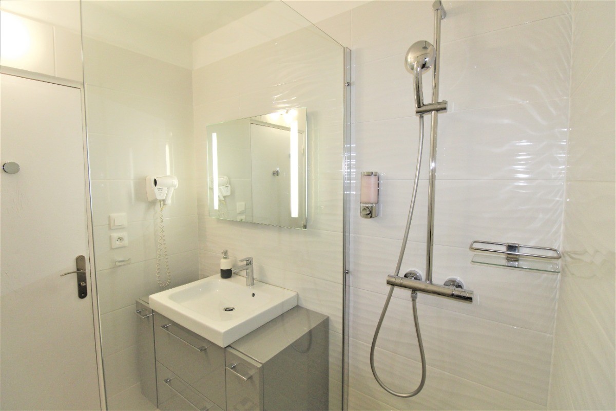 Salle d'eau. Les serviettes de bain sont fournies dans le cadre de la location.