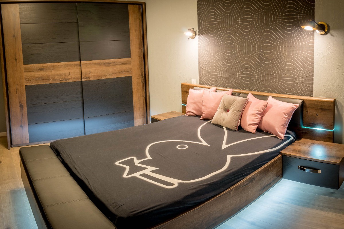 chambre spacieuse à l'étage