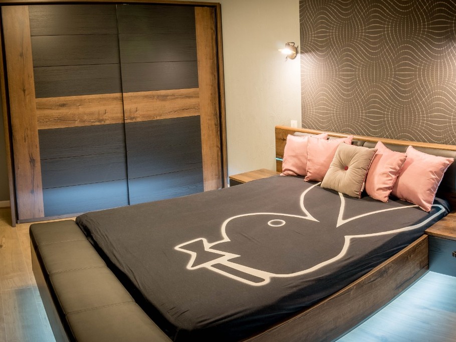 chambre spacieuse à l'étage