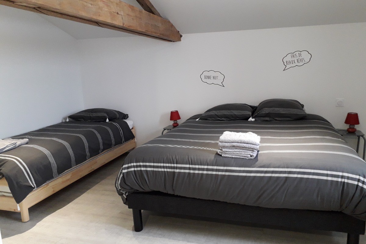 Chambre 1 lit en 160 + 1 lit en 90 (étage)
