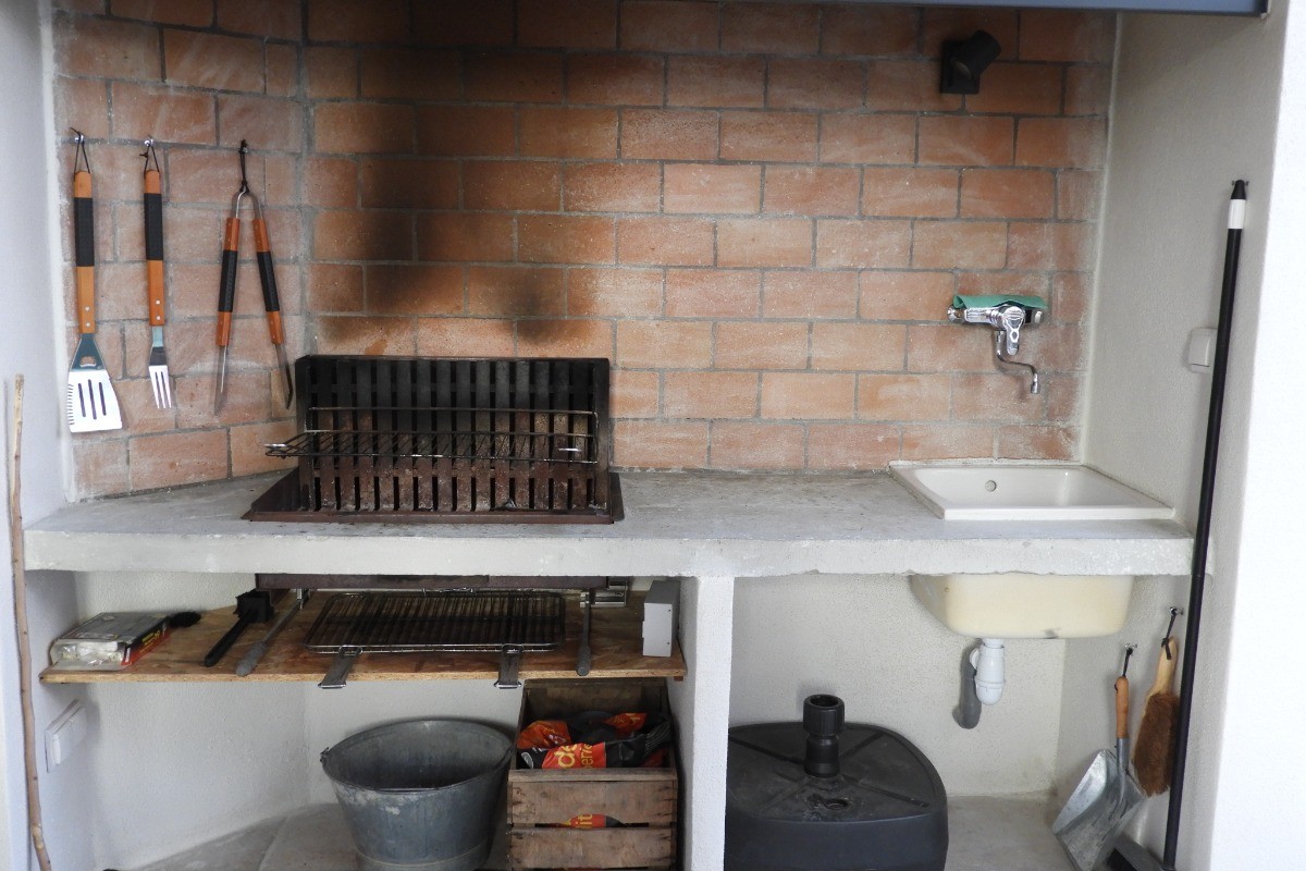 Barbecue couvert donnant sur le patio