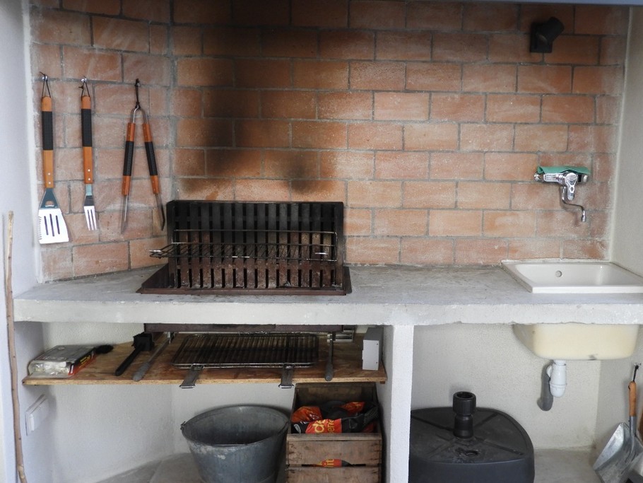 Barbecue couvert donnant sur le patio