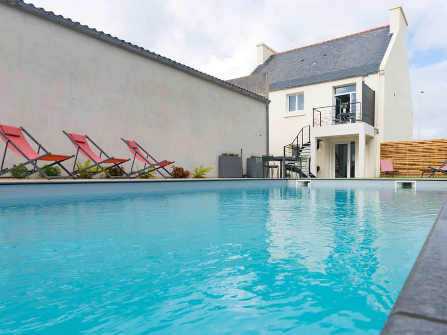 Vue sur la piscine chaufée à 28 ° de Mai à Septembre et la maison