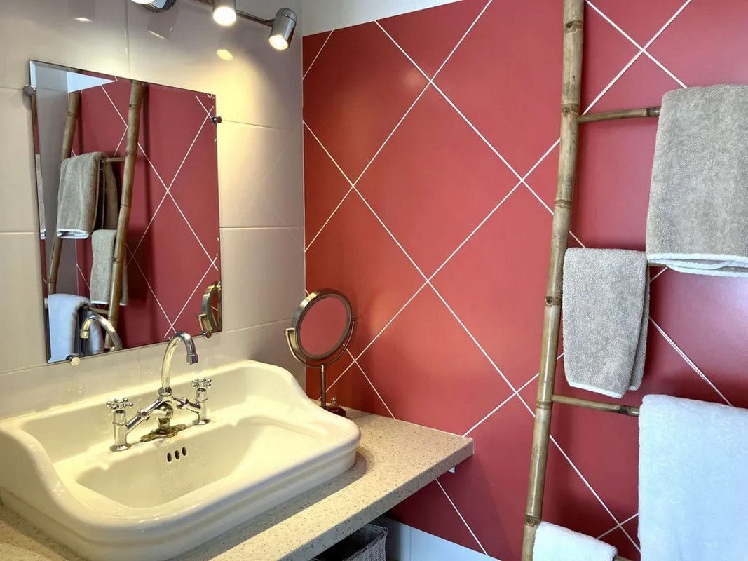 Coin salle d'eau dans la chambre