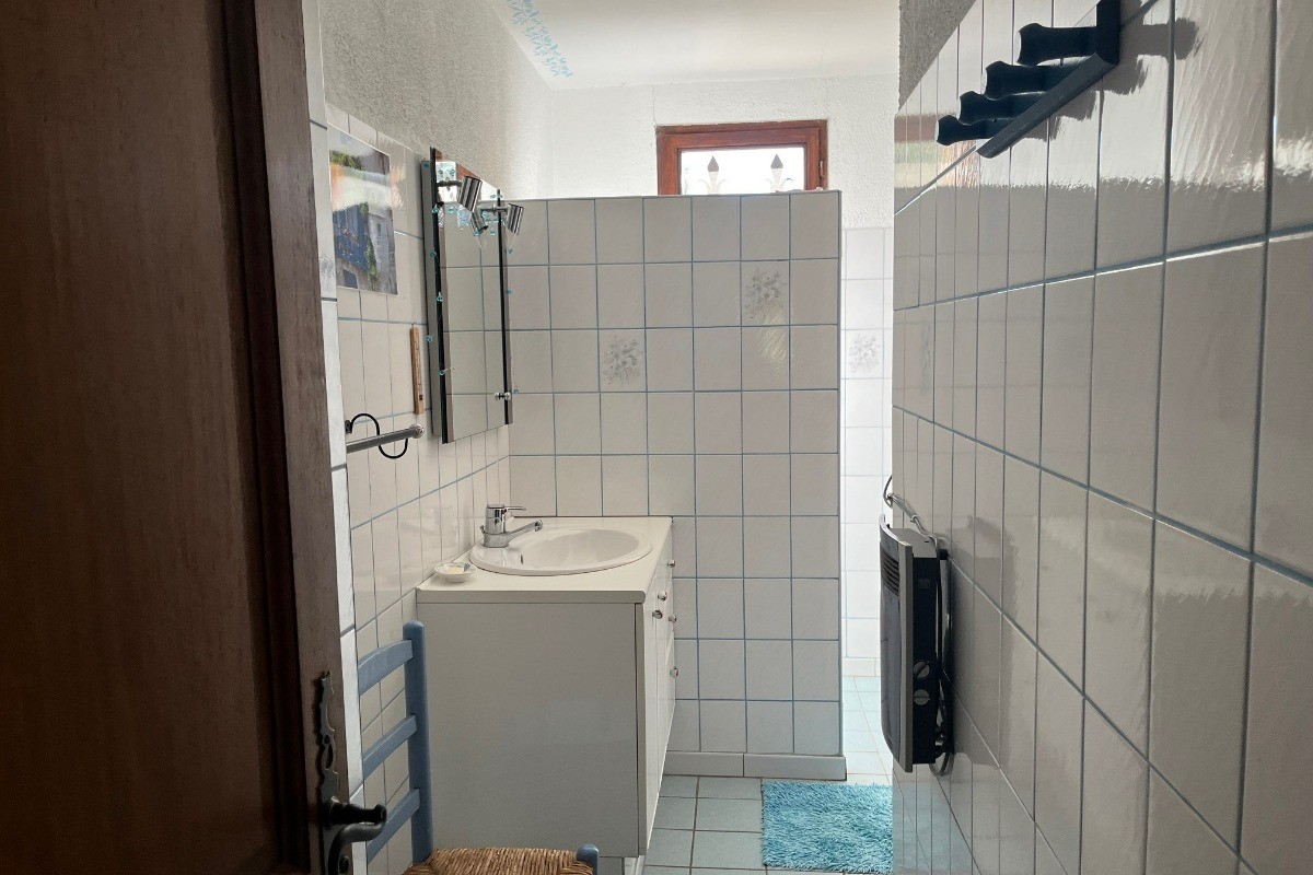 Salle de douche à l'italienne avec vue sur le château d'Entrechaux