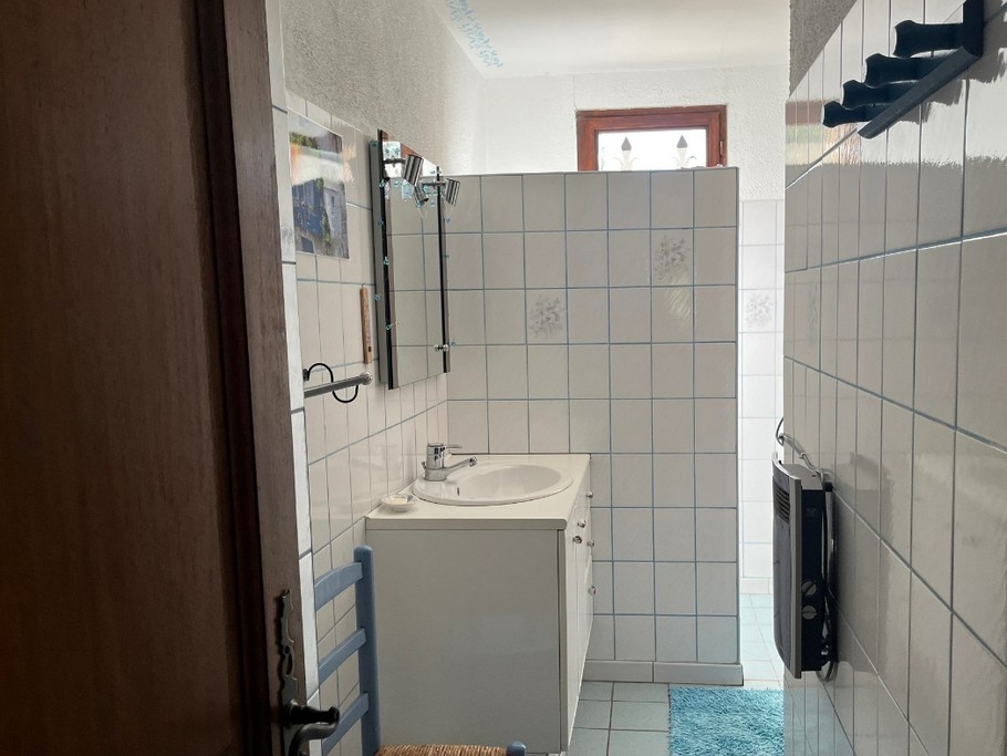 Salle de douche à l'italienne avec vue sur le château d'Entrechaux