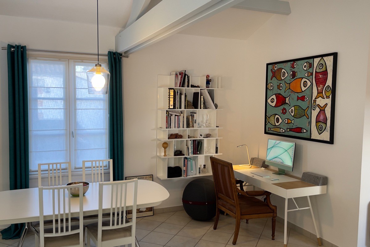 Espace télétravail, enceintes connectées, wifi illimté et gratuit, différents chargeurs...