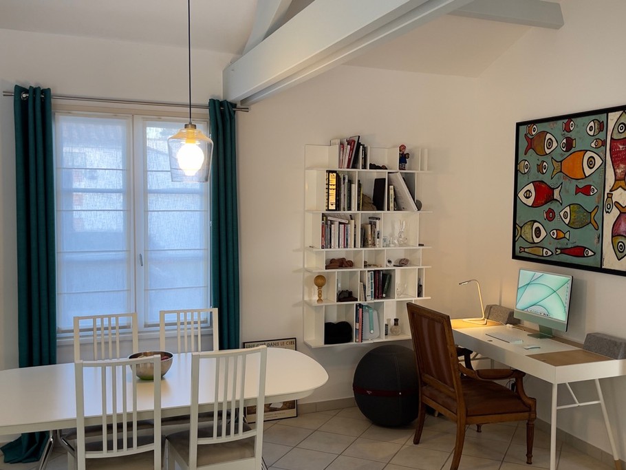 Espace télétravail, enceintes connectées, wifi illimté et gratuit, différents chargeurs...