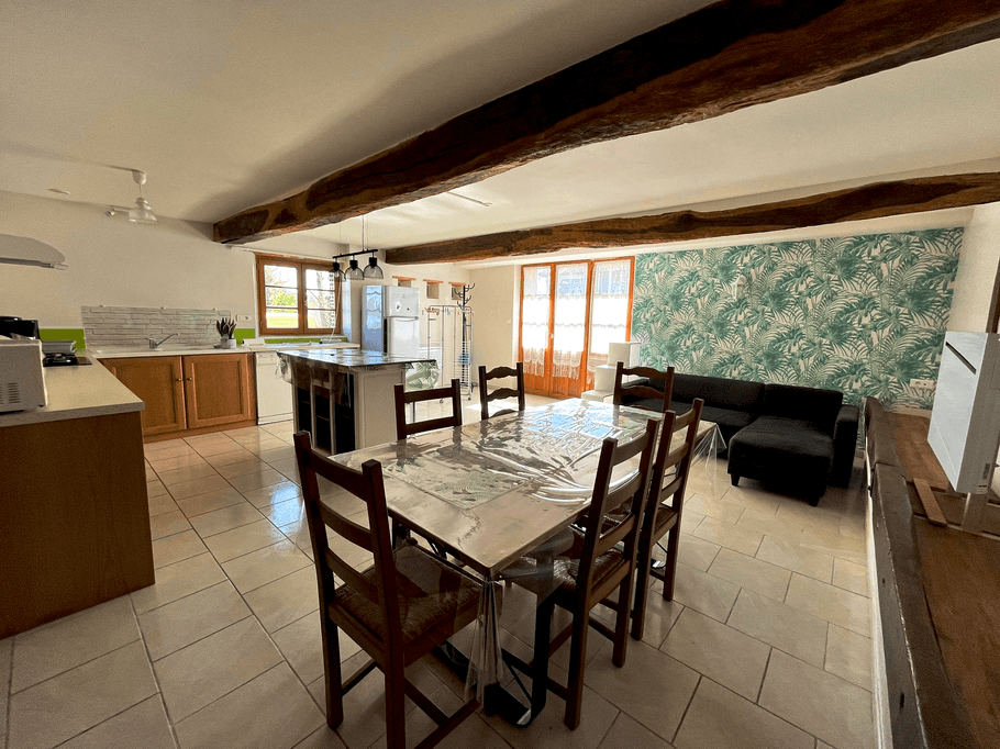 Espace de vie vue depuis la table à manger