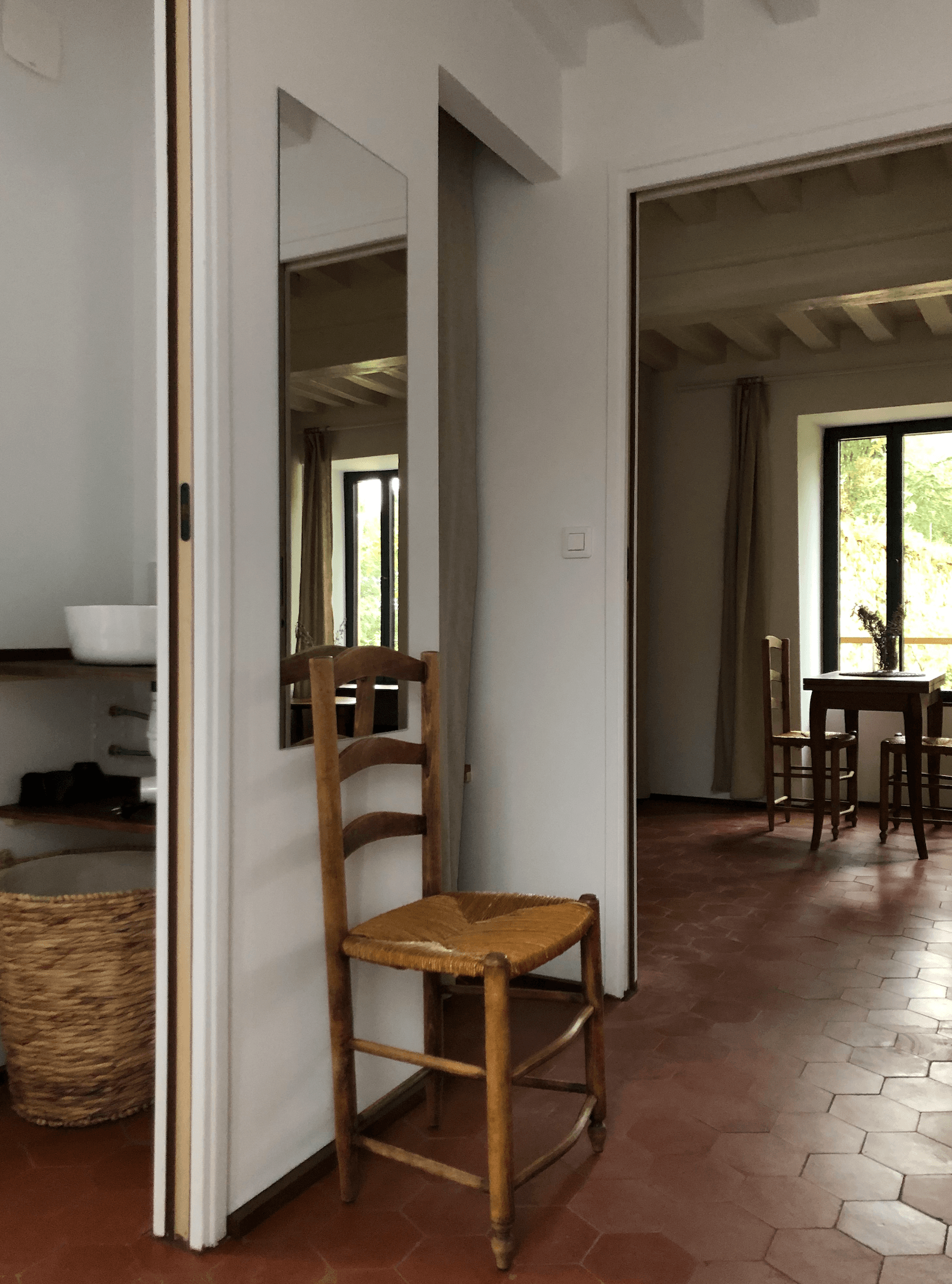 Le séjour vu de la chambre