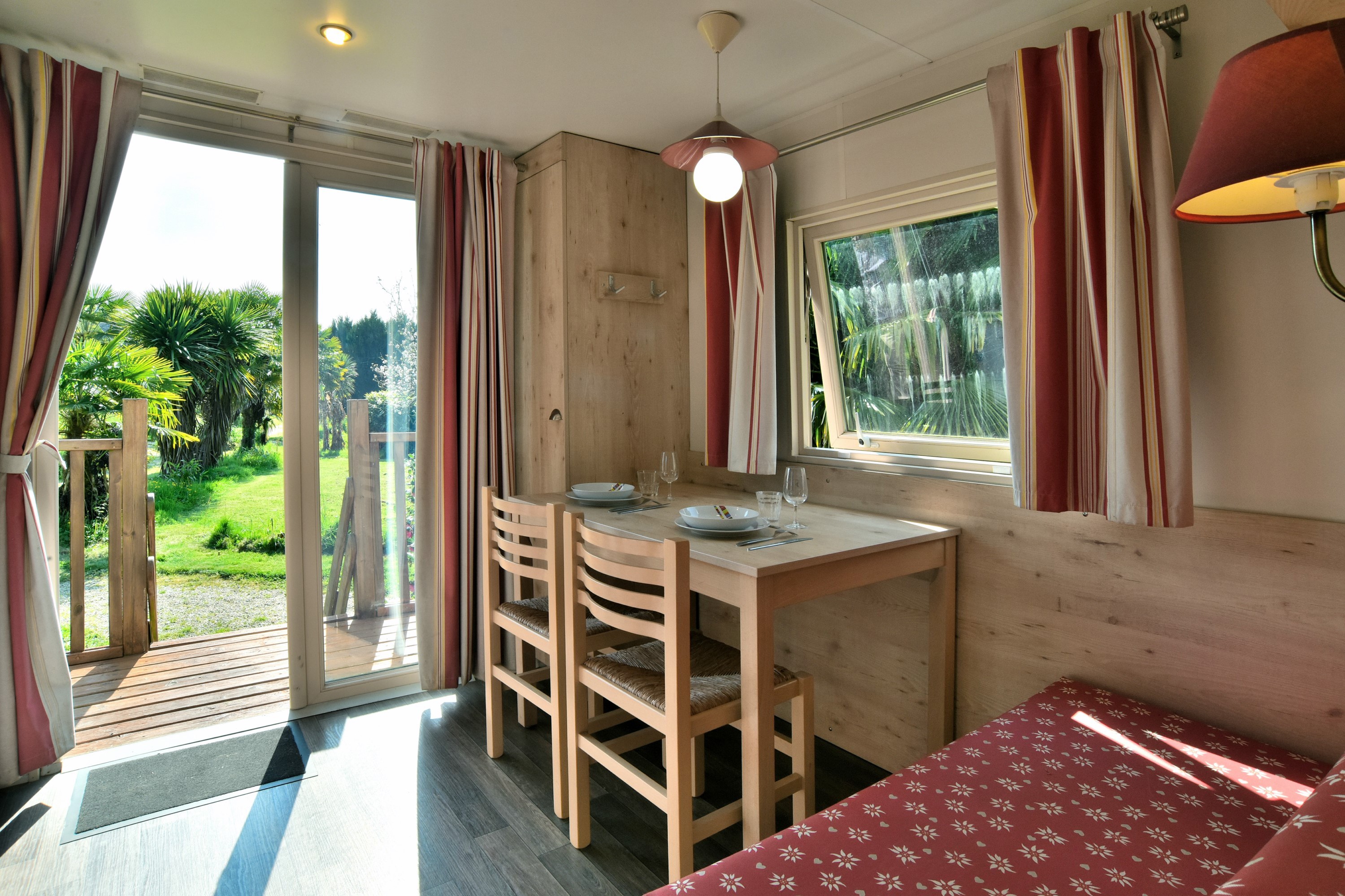 Chaque roulotte contient une cuisine/ salon / séjour, une chambre indépendante, des sanitaires et une petite terrasse privative.