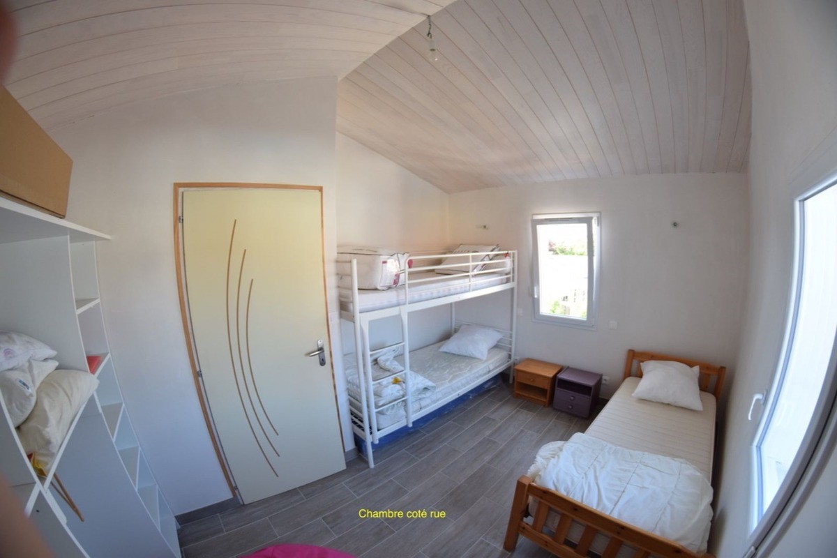 1 chambre avec 2 lits superposés 90 et un lit simple 90