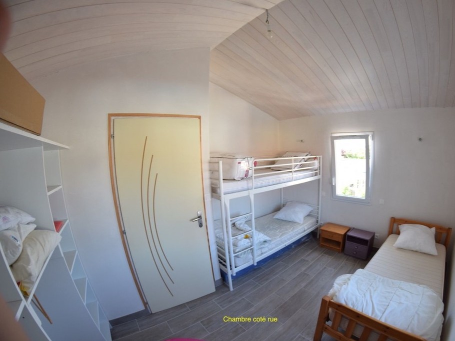 1 chambre avec 2 lits superposés 90 et un lit simple 90