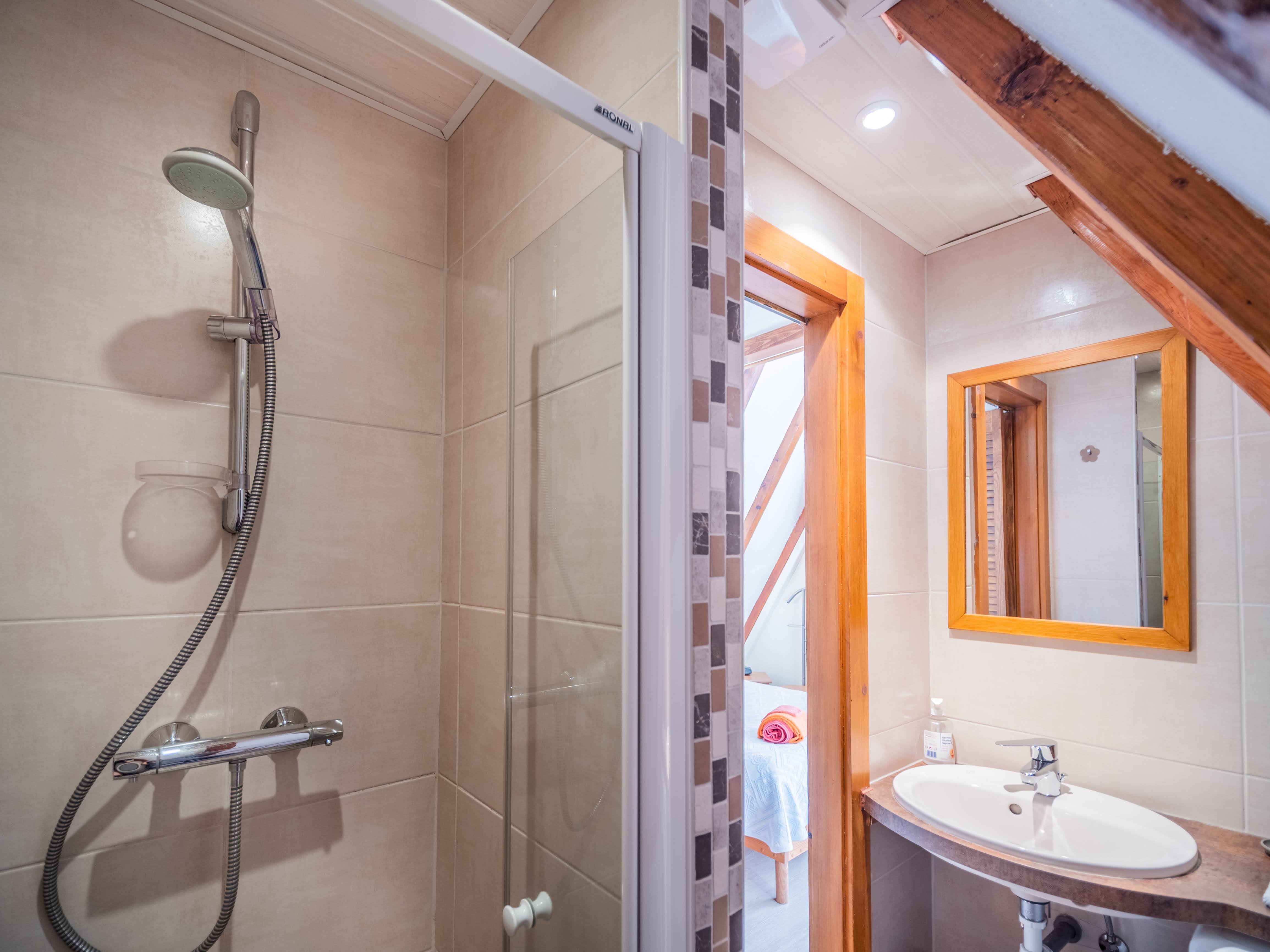 Salle d'eau avec la douche et le lavabo