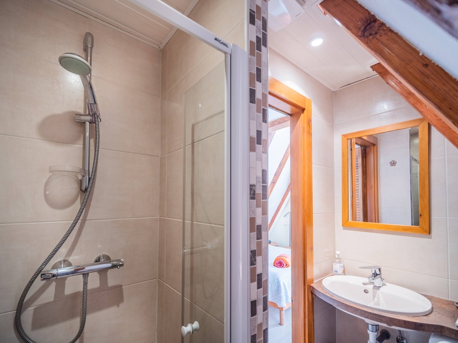 Salle d'eau avec la douche et le lavabo