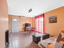 Salle à manger avec télévision et climatisation Marseillan