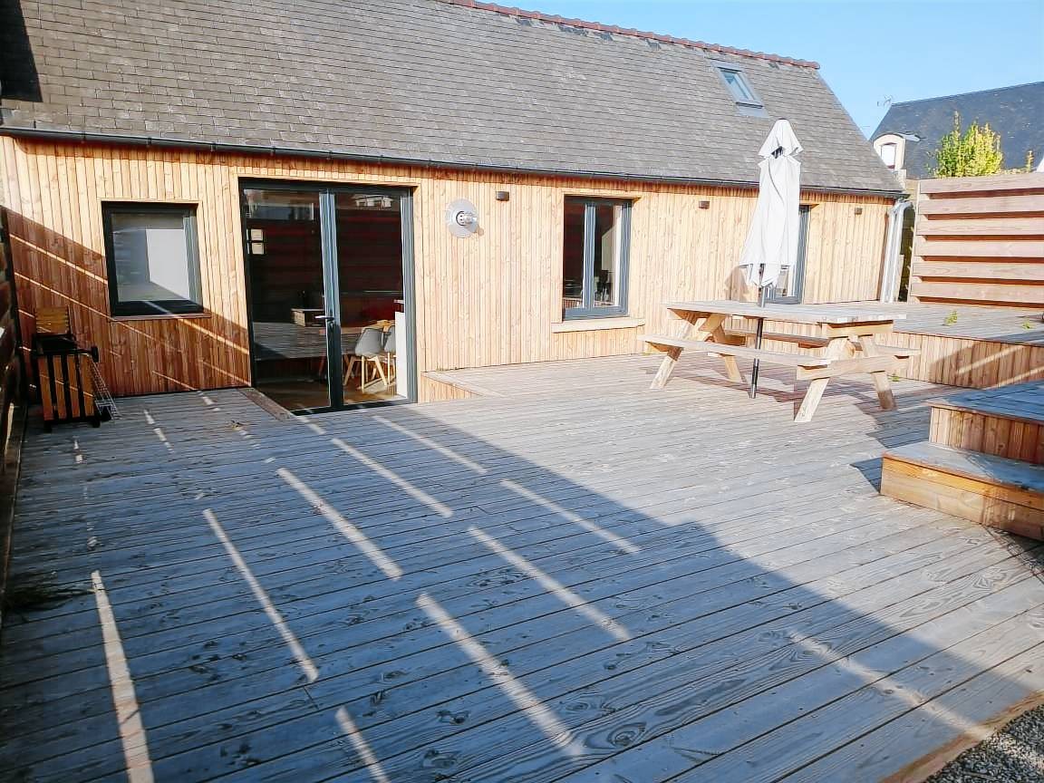 Ty Robin with large enclosed wooden terrace
