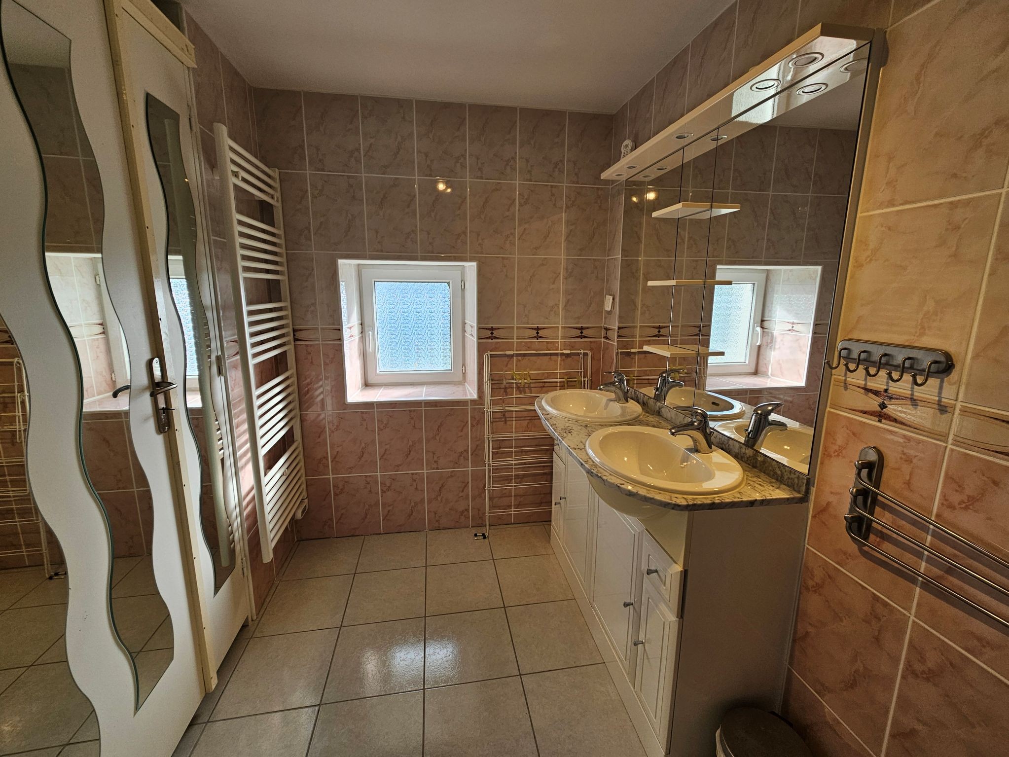 La salle d'eau au rez de chaussée avec WC séparé