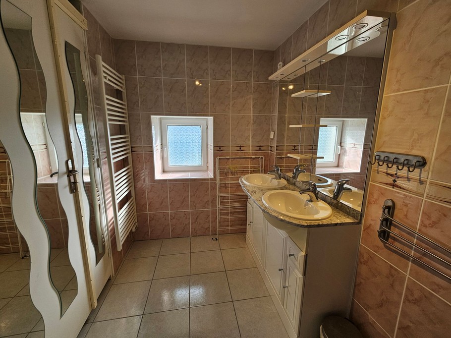 La salle d'eau au rez de chaussée avec WC séparé