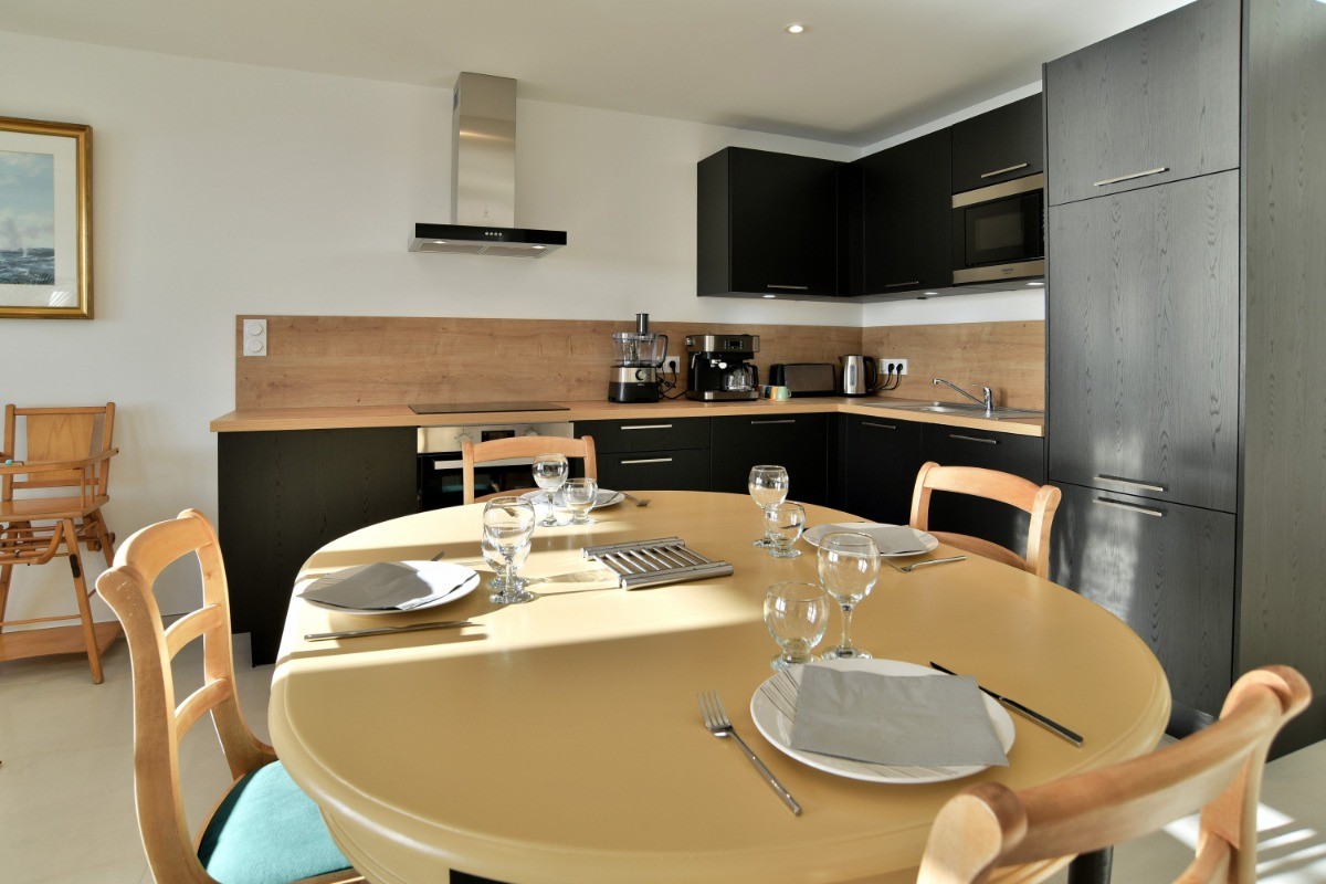 Cuisine parfaitement équipée pour la préparation des vos petits déjeuners et repas.  Table dressée en mode amis ou famille.