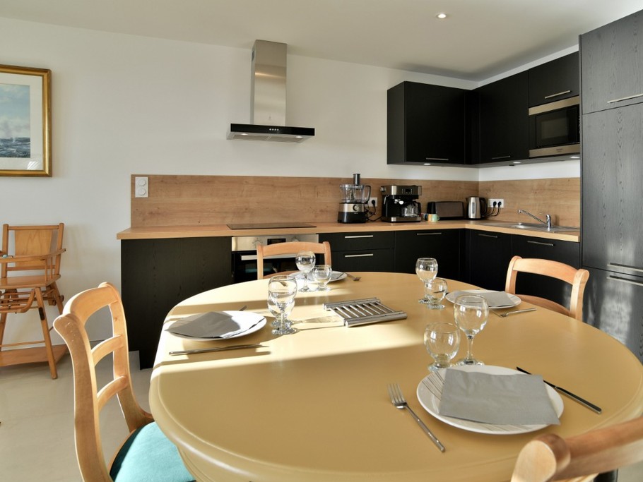 Cuisine parfaitement équipée pour la préparation des vos petits déjeuners et repas. Table dressée en mode amis ou famille.