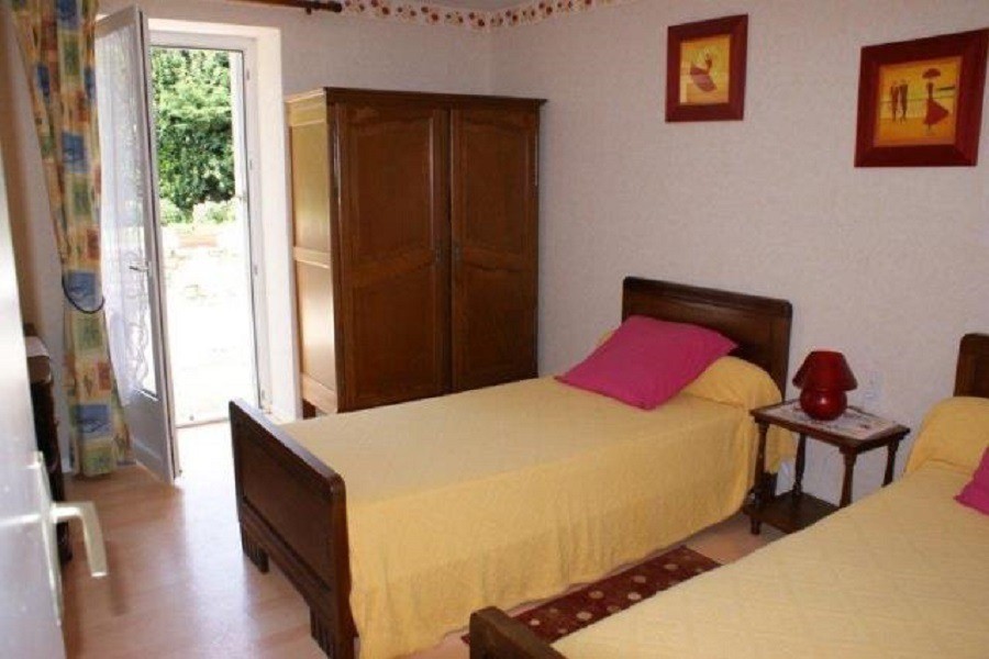 Bedroom with 2 single beds 90cm