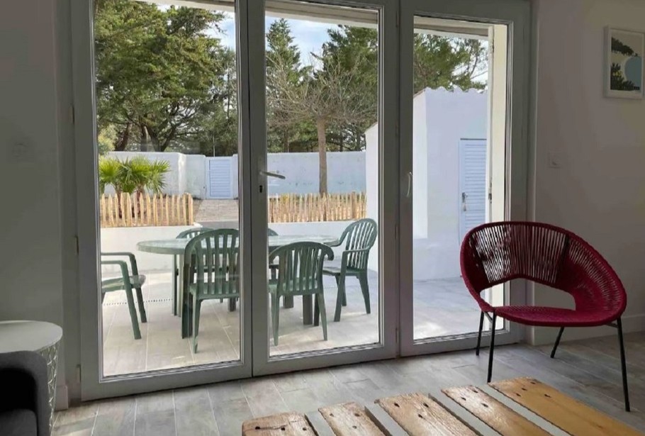 SAlon donnant sur la terrasse