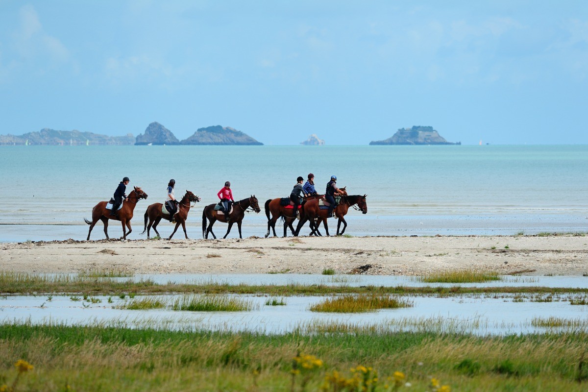 Balade à pied ou à cheval sur la grève, entre Cancale et le Mont Saint-Michel (centre équestre à Saint-Méloir-des-Ondes).
Crédits photo : CRTB LE-GAL-Yannick