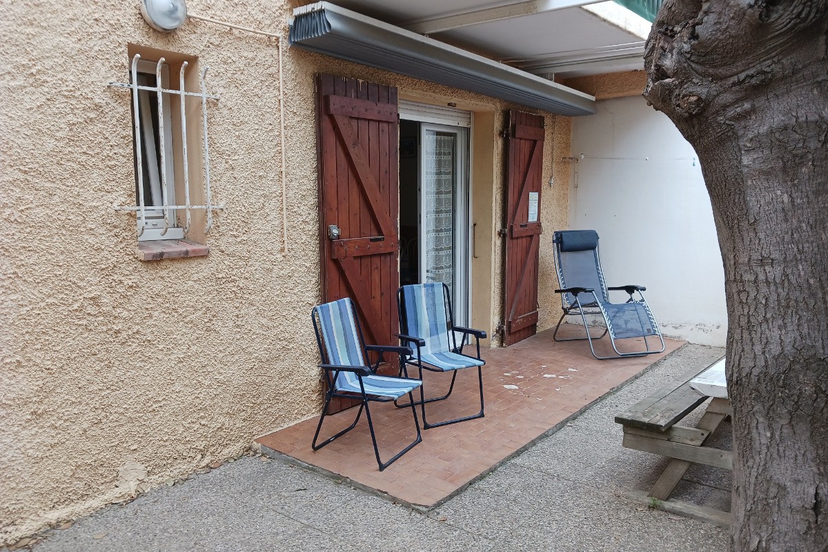 PORTE FENETRE SALON SEJOUR DONNANT SUR JARDINET
