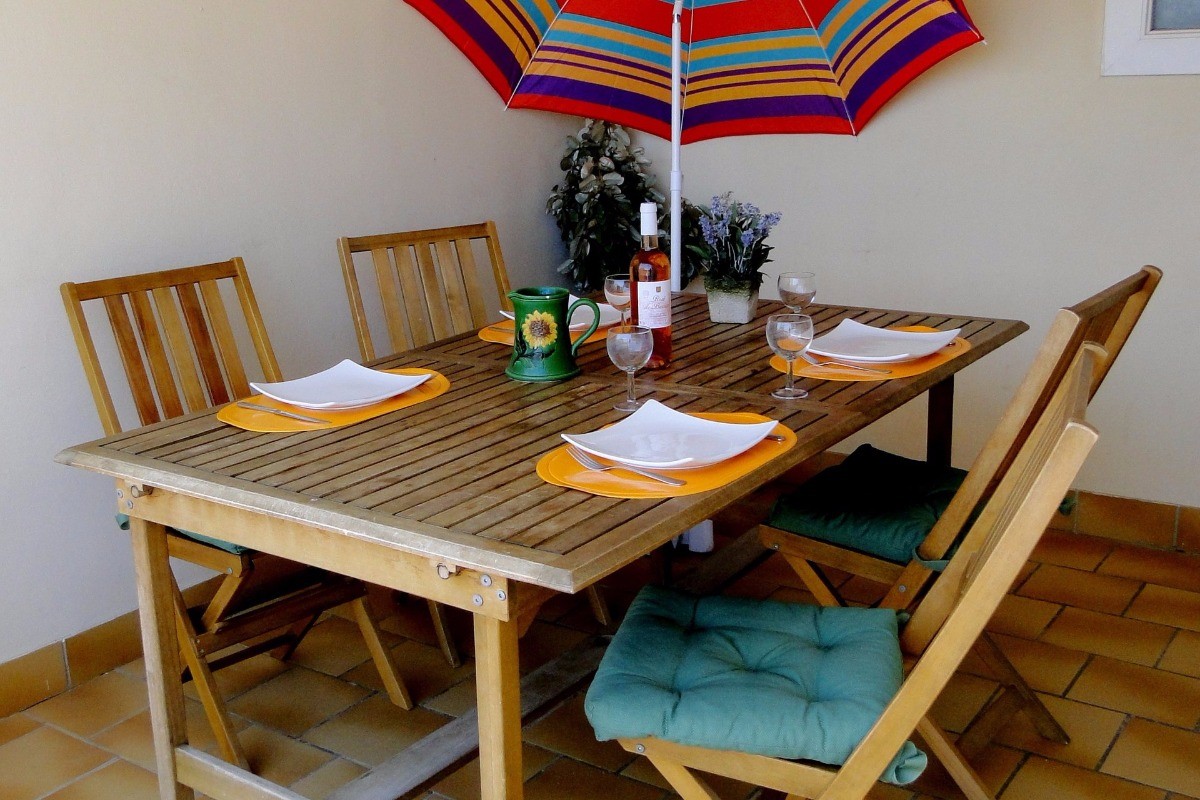Terrasse ombragée offrant une vue mer