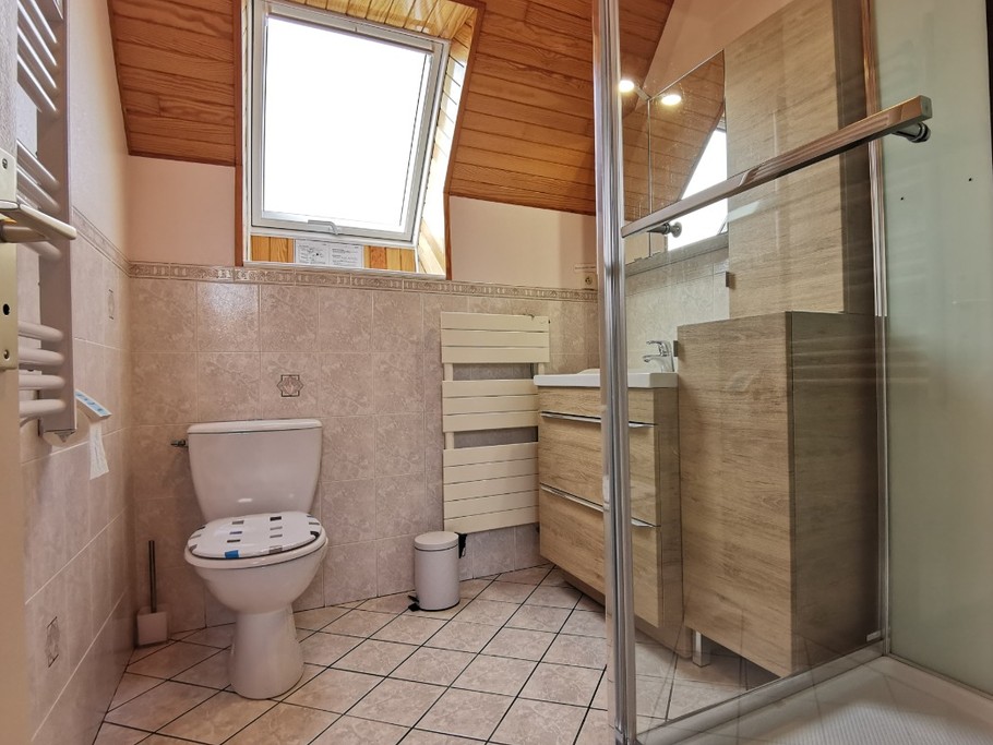 Etage: salle d'eau avec WC