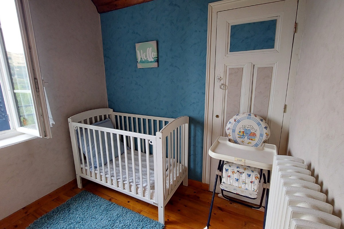 Chambre 2 avec lit bébé au 1er étage