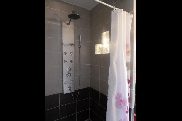 Salle de bain au RDC avec douche à l'italienne et lavalo