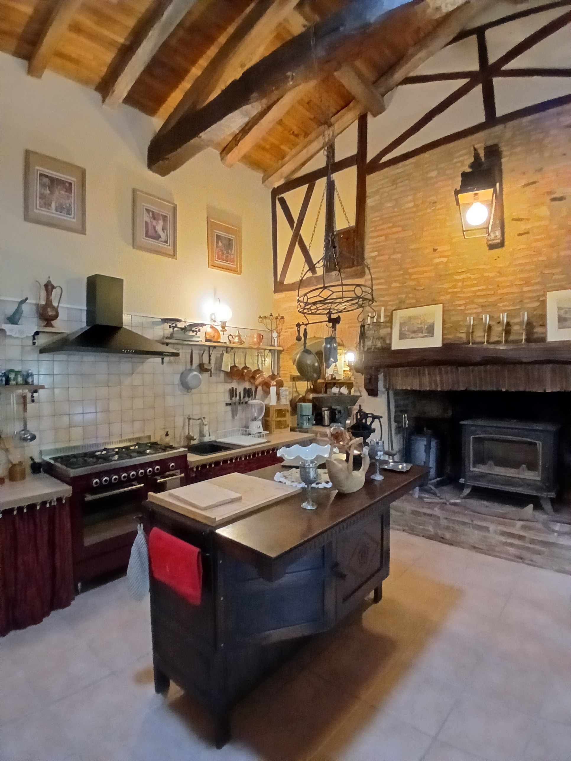 Kitchen with hob – Sabaillan – 4* Templar Suite – swimming pool, sauna & views of the Pyrenees, in the Gers – Sabaillan – 4* Templar Suite – swimming pool, sauna & views of the Pyrenees, in the Gers, with a 5-ring hob and 2 ovens