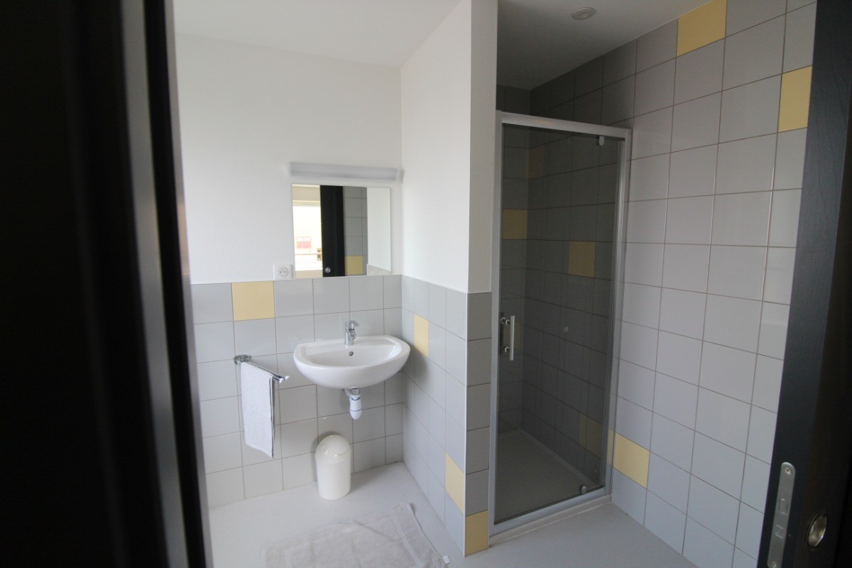 Chambre 3 et sa salle d'eau privative - Gîte collectif La Ruche