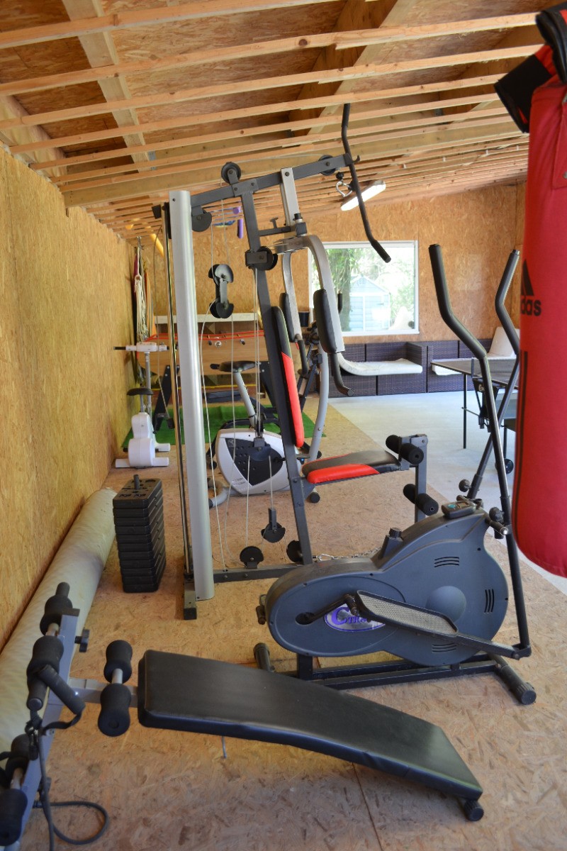 Salle de sport dans une dépendance.