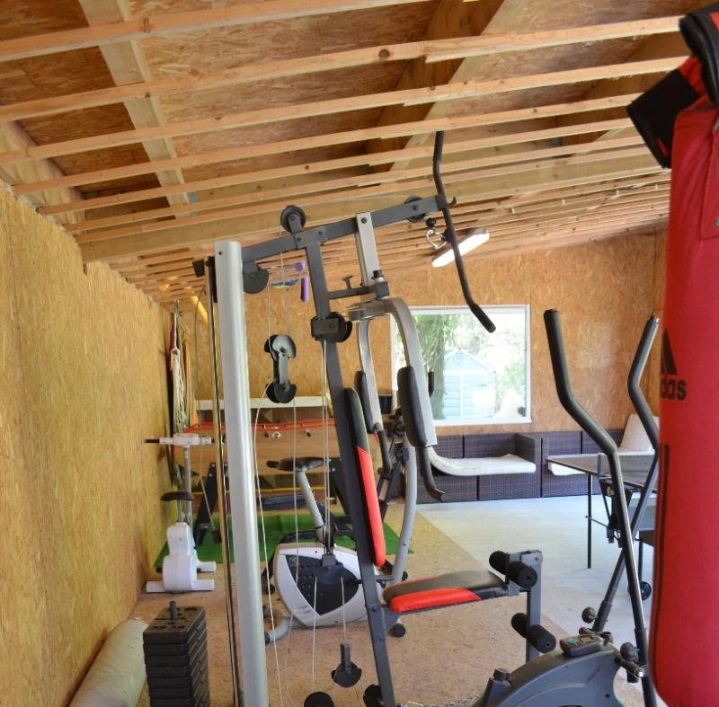 Salle de sport dans une dépendance.