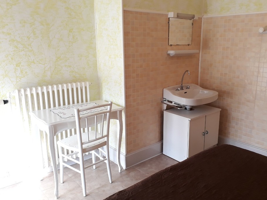 Dans la grande chambre profitez d'un lavabo