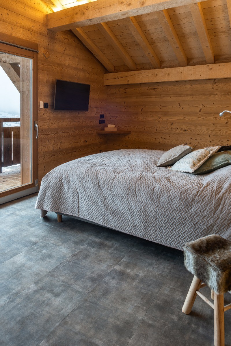 Chambre double niveau +1 avec télévision 4K et porte fenêtre donnant sur terrasse surplombant la vallée - Chalet du Paradis Blanc, à La Bresse avec sauna & spa privé jusqu'à 10 couchages