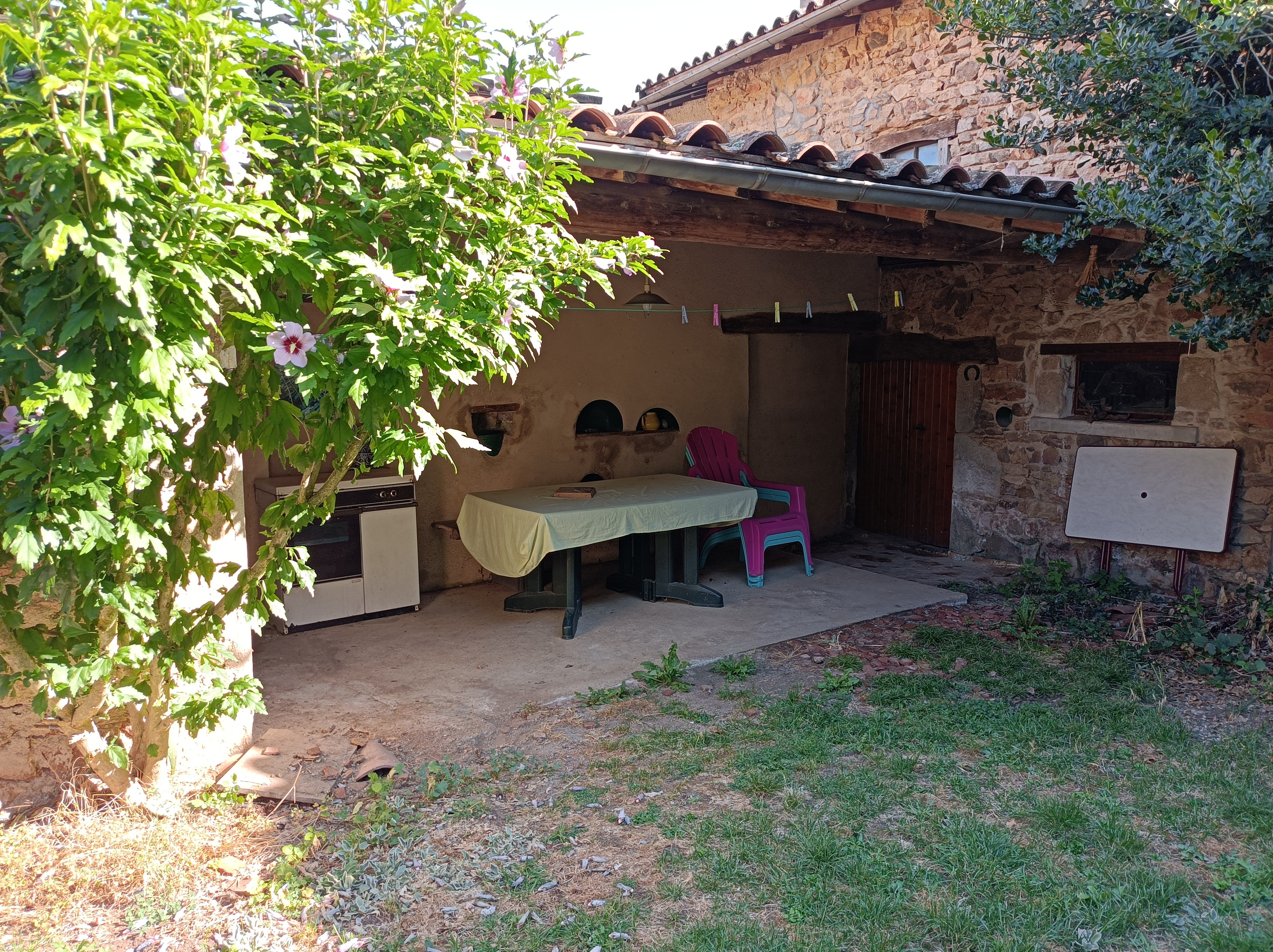 "Chez Guéguette" à Saint Jean Saint Gervais : la terrasse abritée avec local fermée