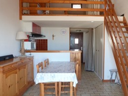 Espace de vie, coin cuisine et mezzanine