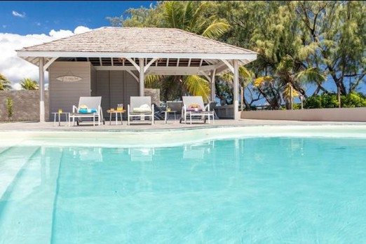 farniente devant la piscine