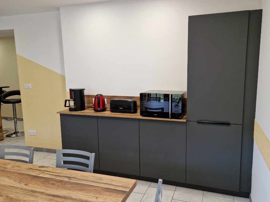 Cuisine équipée avec sa belle tablée au rez-de-chaussée - Gîte de la Haute Hardoye (14 pers) dans les Vosges