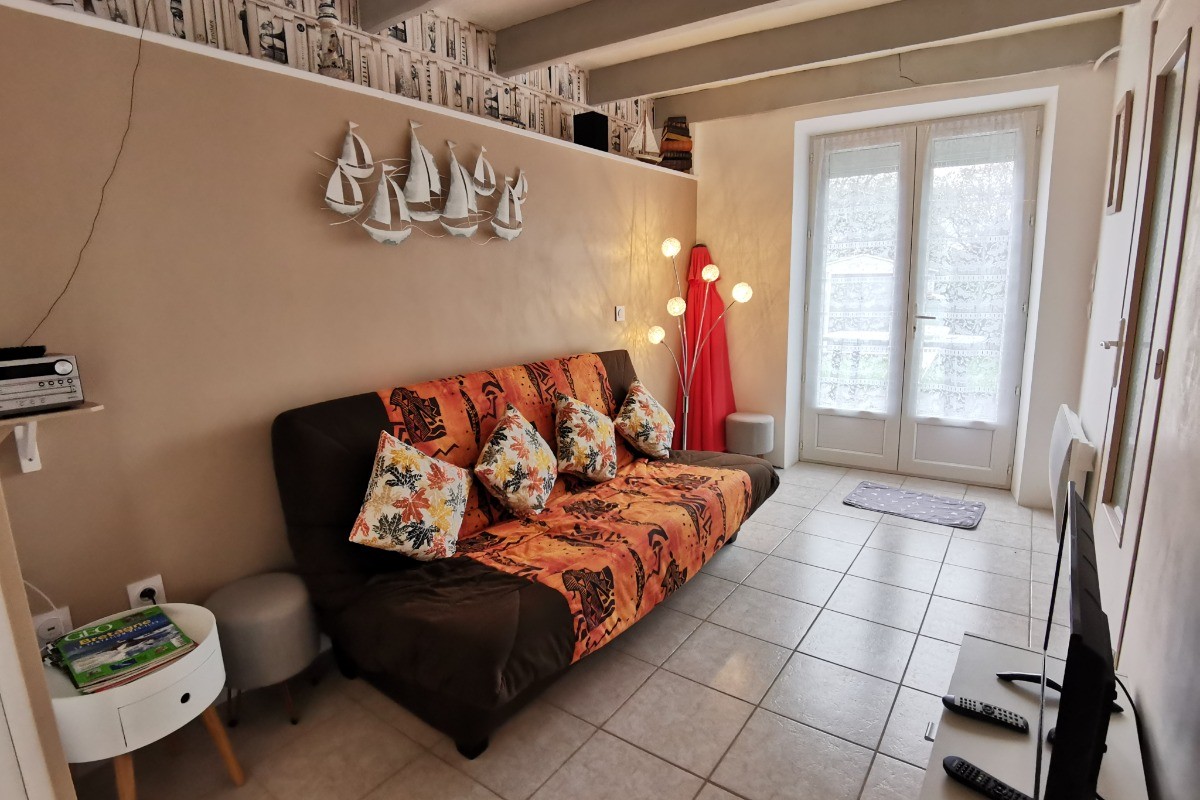 Salon avec TV, accès internet wifi, accès à la terrasse