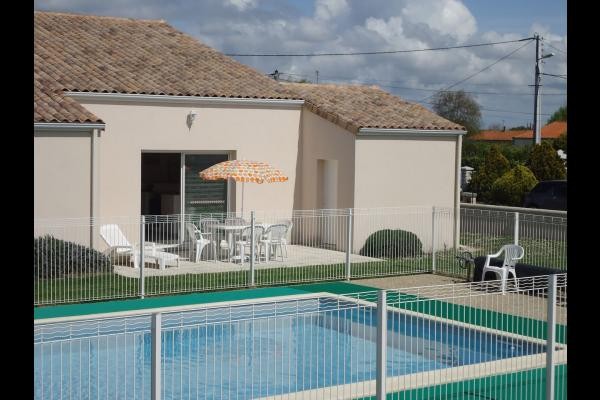 La piscine sécurisée et chauffée, Les Trémières à Bourcefranc-le-Chapus en Charente maritime