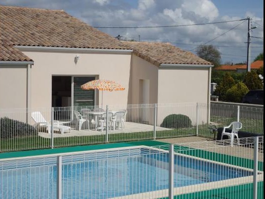 La piscine sécurisée et chauffée, Les Trémières à Bourcefranc-le-Chapus en Charente maritime